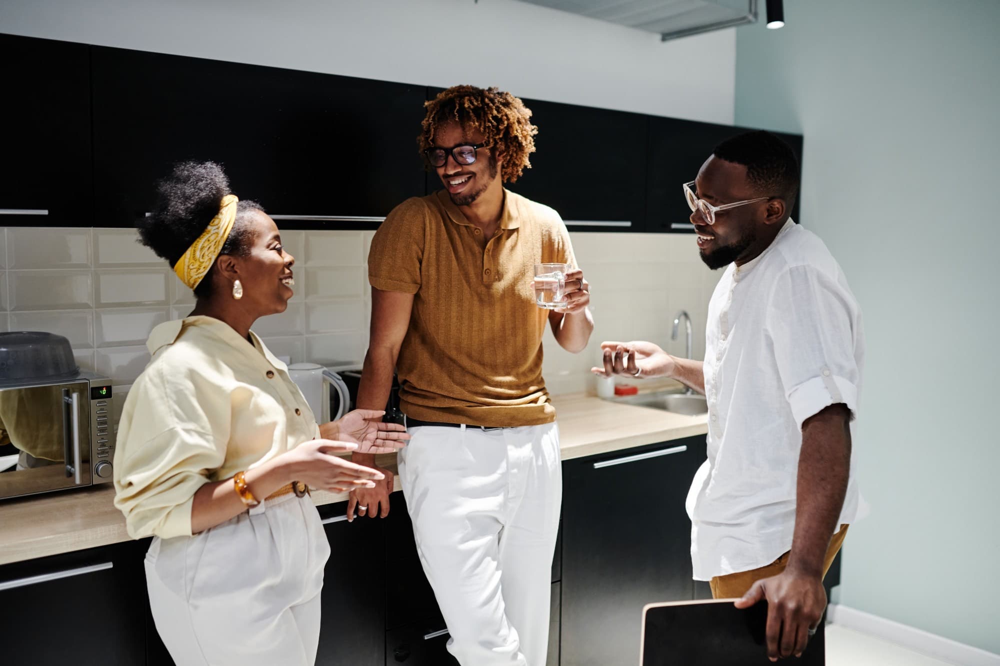 Des collaborateurs suivent une session de formation en entreprise autour d'un ordinateur portable