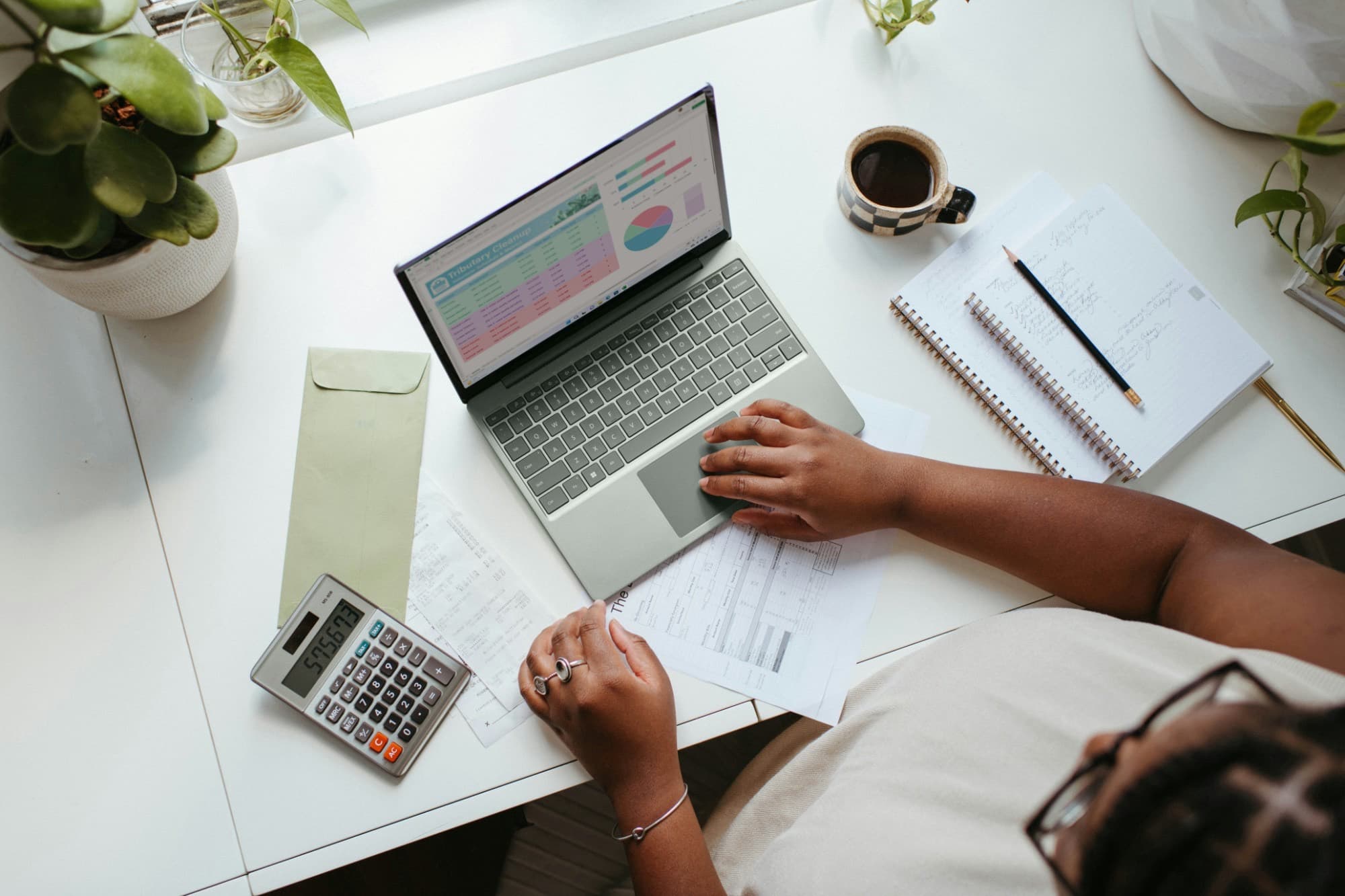 Intérieur d'une agence bancaire avec un distributeur
